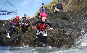 Aventura-te na Arrábida! Coasteering no Portinho da Arrábida para 1 ou 2 Pessoas com Fotografias!