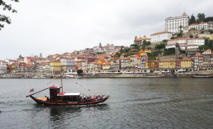 Cruzeiro das Seis Pontes no Rio Douro em Barco Típico Rabelo com Prova de Vinho Opcionals!